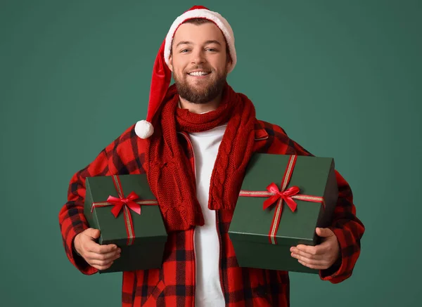 Bonito Homem Com Presentes Natal Fundo Cor — Fotografia de Stock
