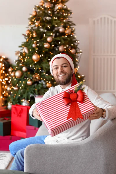 Jóképű Férfi Ajándékkal Otthon Karácsony Este — Stock Fotó