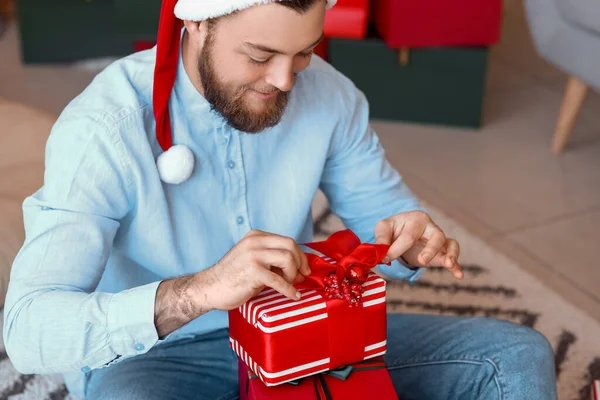 Bonito Homem Abrindo Presentes Natal Casa — Fotografia de Stock