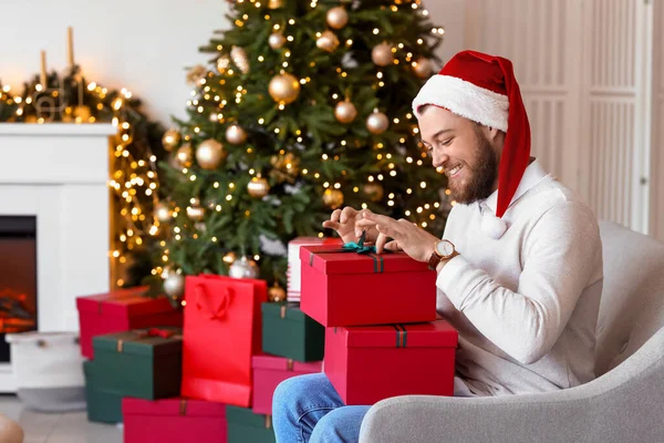 Bonito Homem Abrindo Presente Natal Casa — Fotografia de Stock