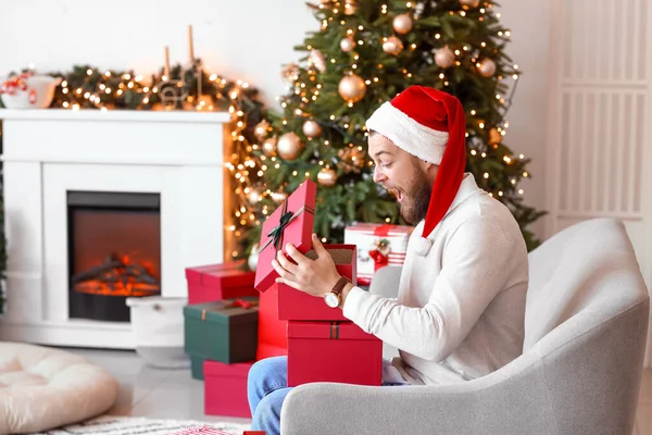 Schöner Mann Öffnet Weihnachtsgeschenke Hause — Stockfoto