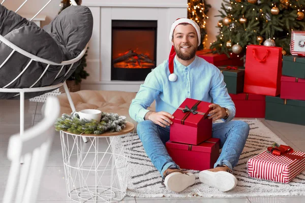 Yakışıklı Adam Evde Noel Hediyelerini Açıyor — Stok fotoğraf