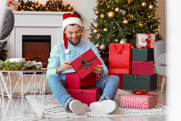 Yakışıklı Adam Evde Noel Hediyelerini Açıyor — Stok fotoğraf