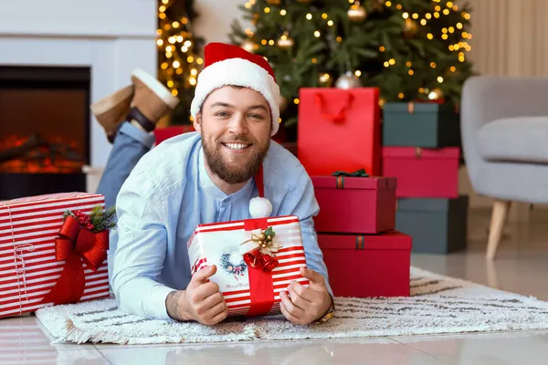 Bonito Homem Com Presentes Casa Véspera Natal — Fotografia de Stock