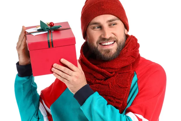 Schöner Junger Mann Mit Weihnachtsgeschenk Auf Weißem Hintergrund — Stockfoto