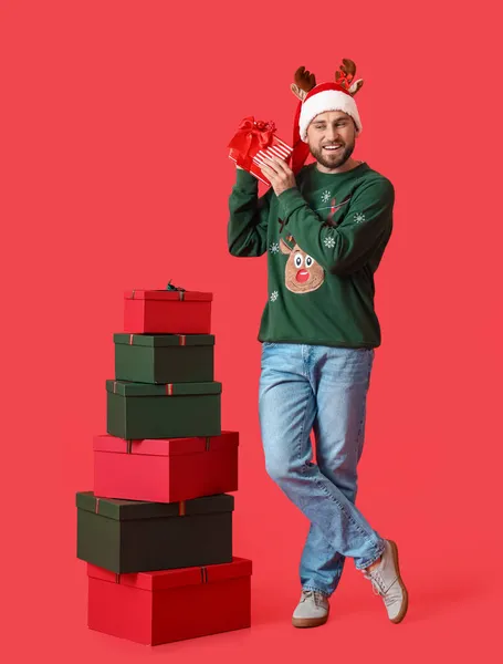 Bonito Homem Com Presentes Natal Fundo Cor — Fotografia de Stock