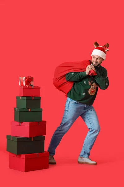 Snygg Man Med Julklappar Och Santa Väska Färg Bakgrund — Stockfoto