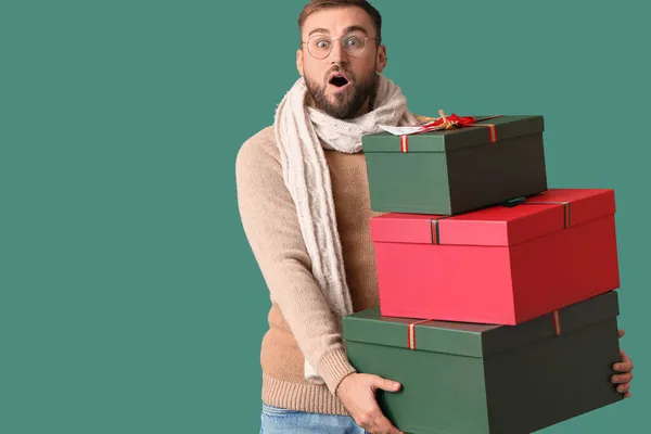 Hombre Sorprendido Con Regalos Navidad Sobre Fondo Color — Foto de Stock