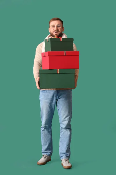 Hombre Guapo Con Regalos Navidad Fondo Color — Foto de Stock