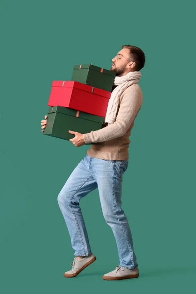 Hombre Que Con Regalos Navidad Fondo Color — Foto de Stock
