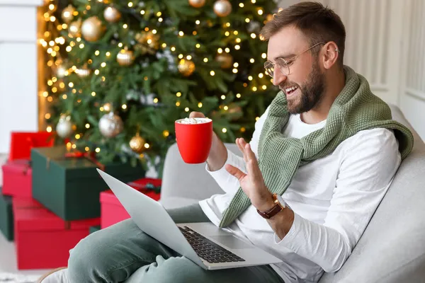 Jovem Durante Festa Online Natal Casa — Fotografia de Stock