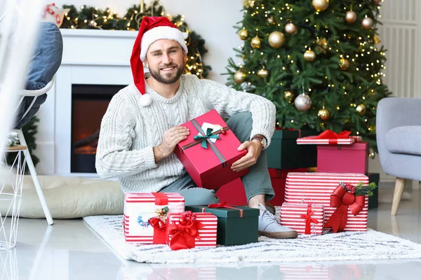 Bonito Homem Com Presentes Casa Véspera Natal — Fotografia de Stock