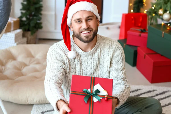 Schöner Mann Mit Geschenk Hause Heiligen Abend — Stockfoto