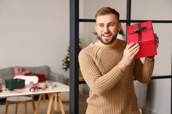 Handsome Man Gift Home Christmas Eve — Stock Photo, Image