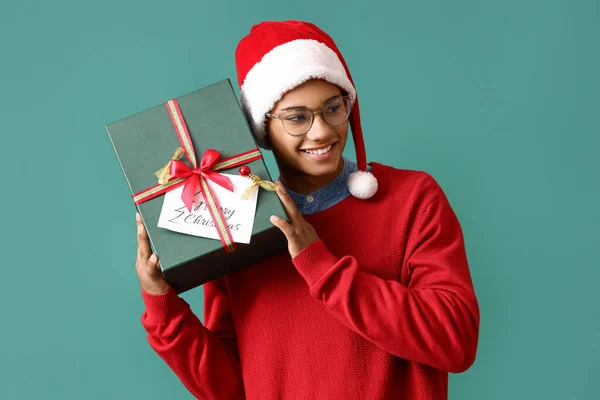 Renkli Arka Planda Noel Hediyesi Olan Afro Amerikalı Bir Adam — Stok fotoğraf