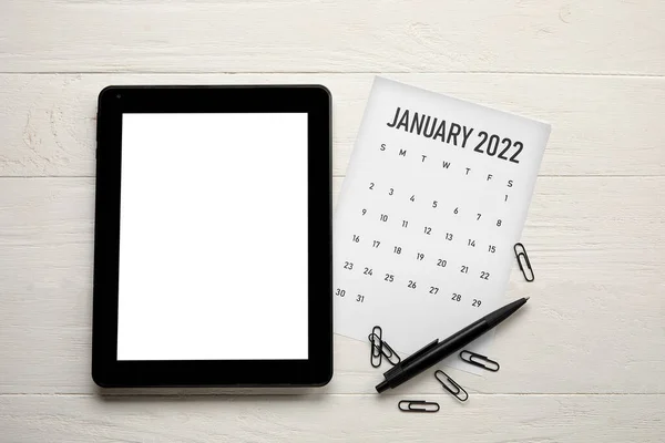 Página Calendario Enero 2022 Tableta Ordenador Sobre Fondo Madera Blanca —  Fotos de Stock