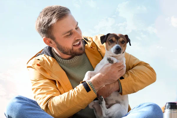 Bel Homme Avec Drôle Jack Russel Terrier Jour Automne — Photo