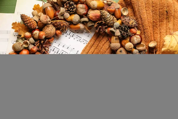 Beautiful Acorn Wreath Sweater Notes Table — Stock Photo, Image