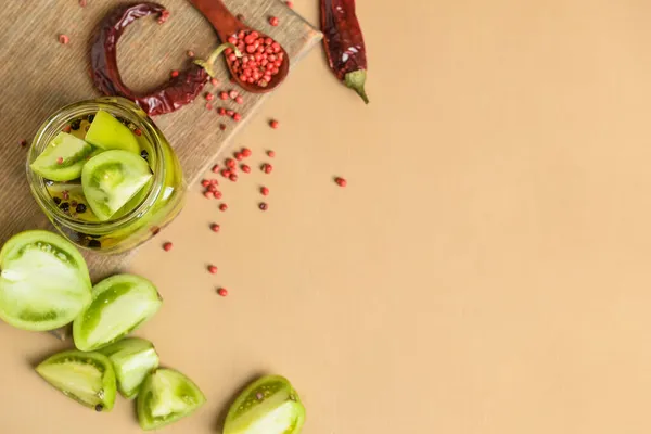 Potje Met Groene Tomaten Blik Ingrediënten Voor Conservering Houten Ondergrond — Stockfoto
