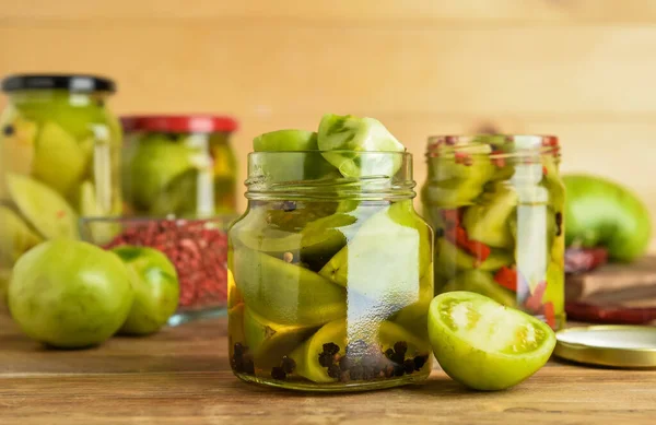 Frascos Com Tomates Verdes Enlatados Fundo Madeira — Fotografia de Stock