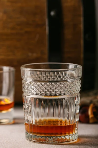 テーブルの上に栗のウイスキーのグラス — ストック写真