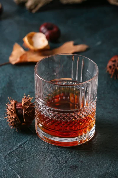 黒を基調とした栗ウイスキーのグラス — ストック写真