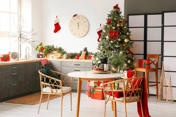 轻便的现代化厨房的内部 配有圣诞树和餐桌 — 图库照片