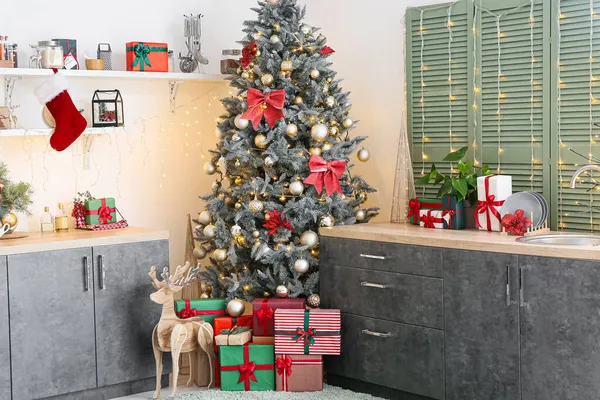 Interior Cocina Luz Con Árbol Navidad Guirnalda Brillante —  Fotos de Stock