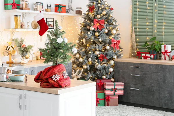 浅色厨房内部桌上的一棵小圣诞树 — 图库照片