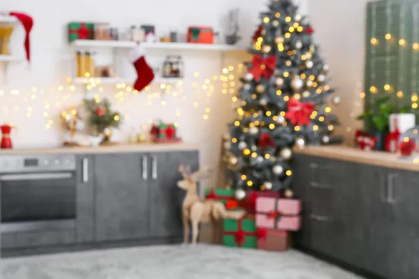 Vista Borrosa Cocina Moderna Con Árbol Navidad Regalos Guirnalda Brillante —  Fotos de Stock