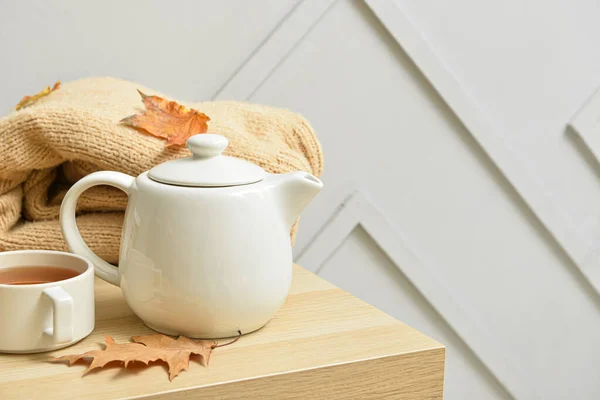 Teekanne Tasse Heißgetränk Und Herbstblätter Auf Dem Tisch Neben Grauer — Stockfoto