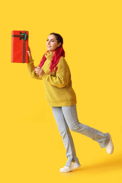 Beautiful Woman Christmas Gift Box Yellow Background — Stock Photo, Image