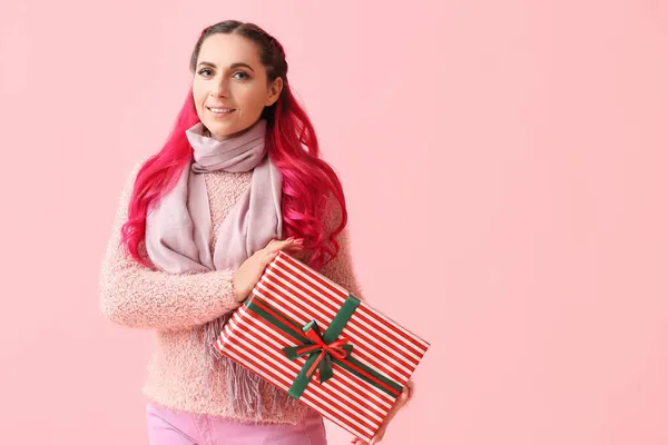 Mulher Bonita Com Caixa Presente Natal Fundo Rosa — Fotografia de Stock