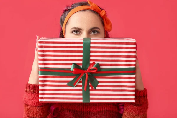 Belle Femme Avec Cadeau Noël Sur Fond Rouge Gros Plan — Photo