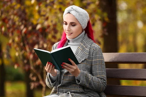 Güzel Bir Kadın Sonbahar Parktaki Bankta Kitap Okuma — Stok fotoğraf