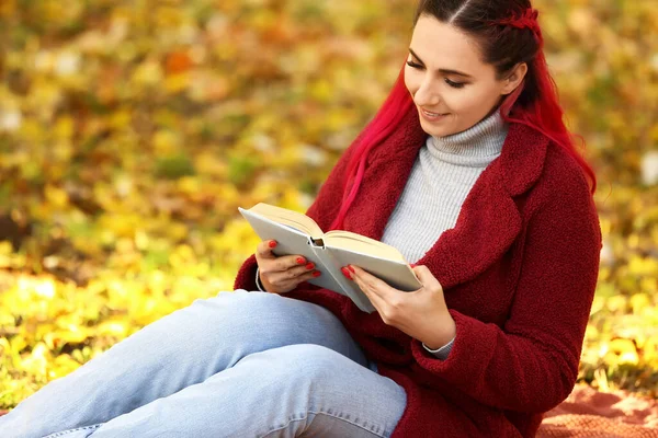 Sonbahar Parkında Kalın Mantolu Güzel Bir Kadın Kitap Okuyor — Stok fotoğraf