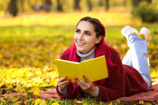 Krásná Žena Knihou Ležící Kostkované Podzimním Parku — Stock fotografie