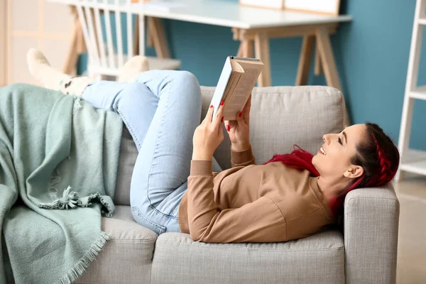 Mulher Bonita Ler Livro Sofá Casa — Fotografia de Stock