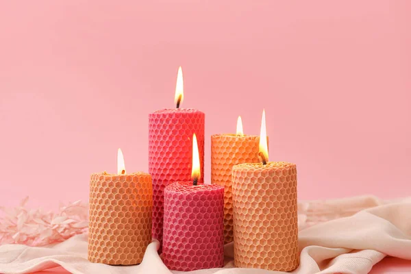 Lindas Velas Acesas Fundo Cor — Fotografia de Stock