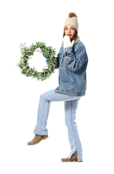 Beyaz Arka Planda Noel Çelengi Olan Şaşırmış Genç Bir Kadın — Stok fotoğraf