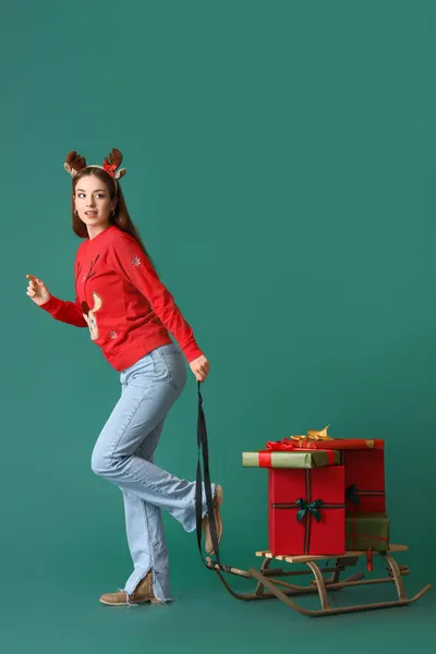 Mooie Wandelende Jonge Vrouw Met Slee Kerstcadeaus Kleur Achtergrond — Stockfoto