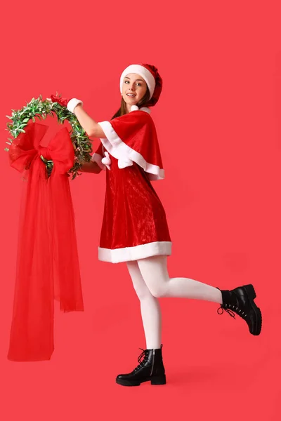 Hermosa Mujer Joven Caminando Traje Santa Con Corona Navidad Fondo —  Fotos de Stock