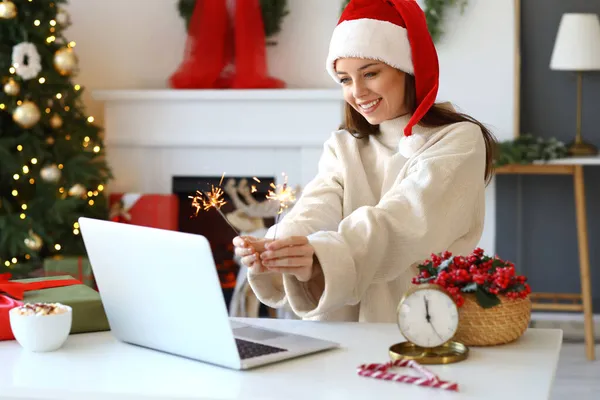 Young Woman Video Chatting Friends Home Christmas Eve — Stock Photo, Image
