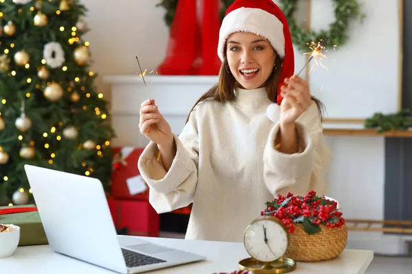 Jeune Femme Vidéo Bavarder Avec Des Amis Maison Soir Noël — Photo