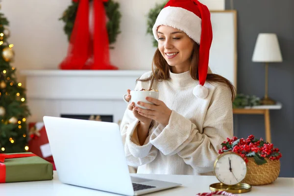 Jovem Mulher Vídeo Conversando Com Amigos Casa Véspera Natal — Fotografia de Stock