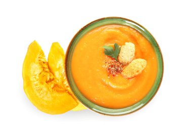 Beyaz arka planda balkabağı kremalı çorba.