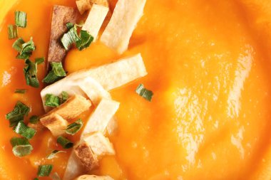 Lezzetli balkabağı kremalı çorba, yakın plan.