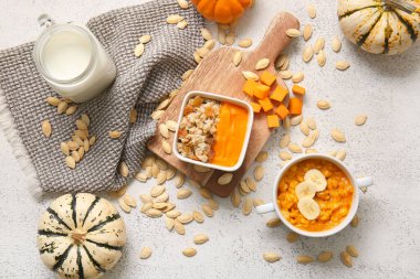 Beyaz arka planda balkabaklı lezzetli yulaf ezmesi