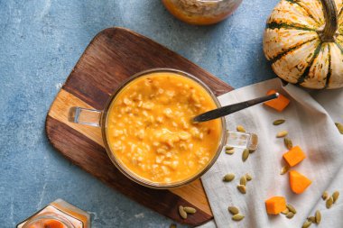 Mavi arka planda balkabaklı lezzetli yulaf ezmesi