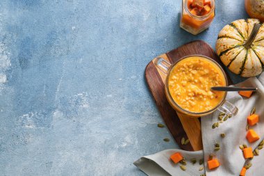 Mavi arka planda balkabaklı lezzetli yulaf ezmesi